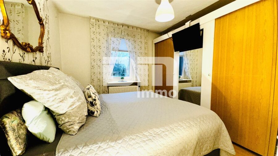 Schönes Ein- bis Zweifamilienhaus mit Gartenbereich, Terrasse + Balkon und Doppelgarage - EG Schlafzimmer